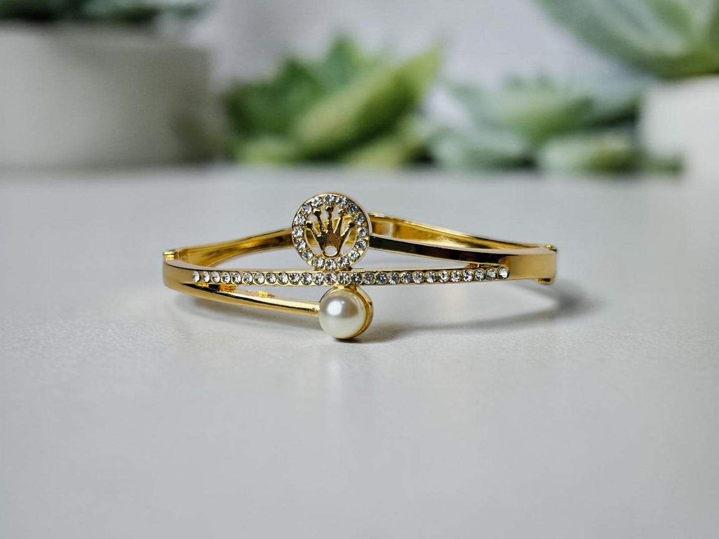 Crown Design Pearl Bangle